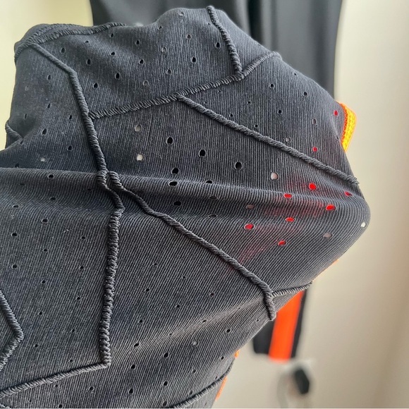 Under Armour HEATGEAR Compression Leggings w/ Cutout Details - Small - Picture 4 of 10